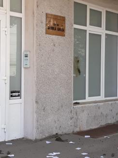 Ivanov loveşte din  nou! Pentru că a aruncat cu fecale pe sediul PNL Bihor, poliţiştii l-au dus la spitalul de nebuni (FOTO)