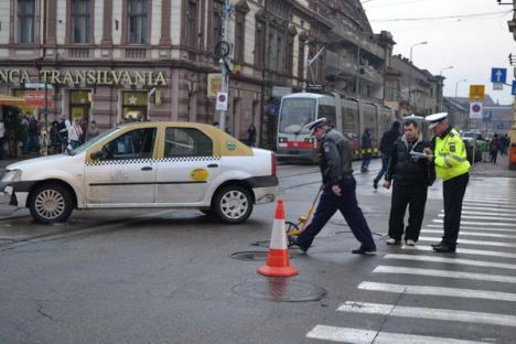 Un taximetrist a izbit un mopedist în centrul oraşului (FOTO)
