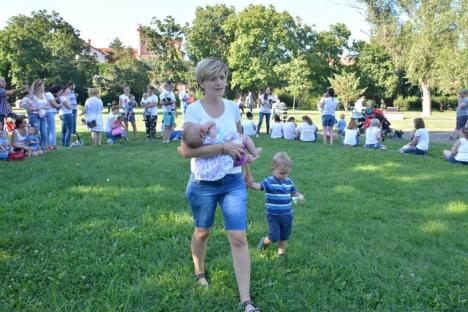 Eveniment inedit în Parcul Cetății: Peste 100 de mămici cu bebelușii lor au format o uriașă inimă pentru a promova alăptarea (FOTO / VIDEO)