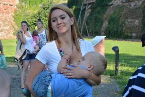 Eveniment inedit în Parcul Cetății: Peste 100 de mămici cu bebelușii lor au format o uriașă inimă pentru a promova alăptarea (FOTO / VIDEO)