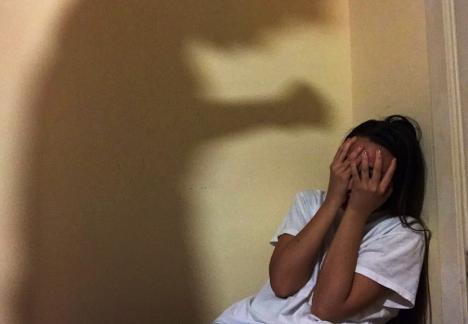 O româncă a fost torturată şi violată de iubitul său în Spania. A fost găsită de poliţie într-o magazie