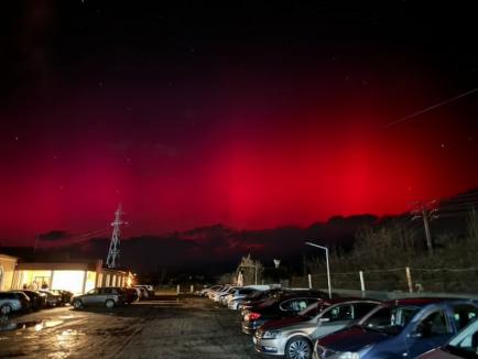 FOTO / Fenomen spectaculos pe cerul judeţului Bihor. Pasionații spun că este aurora boreală