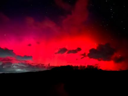 FOTO / Fenomen spectaculos pe cerul judeţului Bihor. Pasionații spun că este aurora boreală