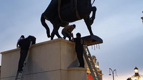 Statuia Regelui Ferdinand, urcată pe soclu în Piaţa Unirii din Oradea (FOTO / VIDEO)