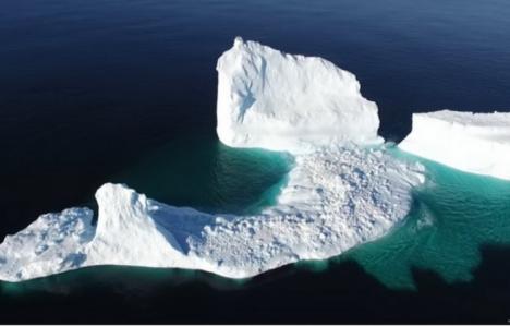 Un aisberg uriaş a transformat un orăşel din Canada în magnet pentru turişti (FOTO)