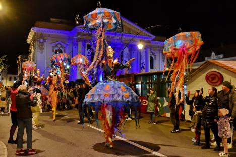 Personaje fantastice au plutit pe Crișul Repede! O mulțime de orădeni s-au adunat să vadă show-ul inedit de la FestiFall (FOTO/VIDEO)