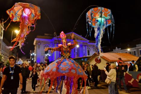 Personaje fantastice au plutit pe Crișul Repede! O mulțime de orădeni s-au adunat să vadă show-ul inedit de la FestiFall (FOTO/VIDEO)