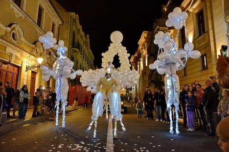 Personaje fantastice au plutit pe Crișul Repede! O mulțime de orădeni s-au adunat să vadă show-ul inedit de la FestiFall (FOTO/VIDEO)