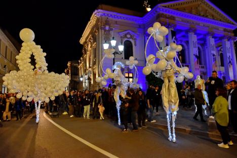 Personaje fantastice au plutit pe Crișul Repede! O mulțime de orădeni s-au adunat să vadă show-ul inedit de la FestiFall (FOTO/VIDEO)