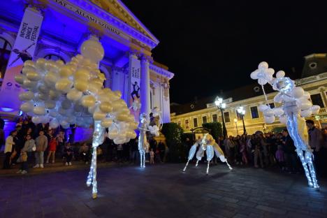 Personaje fantastice au plutit pe Crișul Repede! O mulțime de orădeni s-au adunat să vadă show-ul inedit de la FestiFall (FOTO/VIDEO)