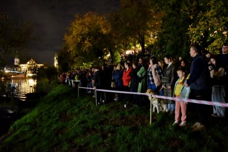 Personaje fantastice au plutit pe Crișul Repede! O mulțime de orădeni s-au adunat să vadă show-ul inedit de la FestiFall (FOTO/VIDEO)