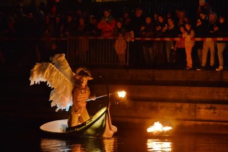 Personaje fantastice au plutit pe Crișul Repede! O mulțime de orădeni s-au adunat să vadă show-ul inedit de la FestiFall (FOTO/VIDEO)