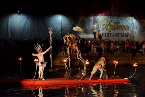 Personaje fantastice au plutit pe Crișul Repede! O mulțime de orădeni s-au adunat să vadă show-ul inedit de la FestiFall (FOTO/VIDEO)