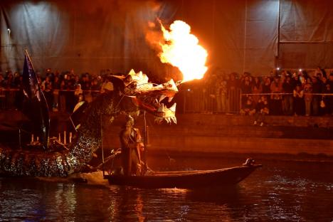 Personaje fantastice au plutit pe Crișul Repede! O mulțime de orădeni s-au adunat să vadă show-ul inedit de la FestiFall (FOTO/VIDEO)