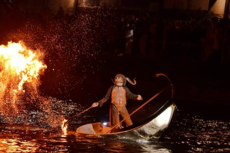 Personaje fantastice au plutit pe Crișul Repede! O mulțime de orădeni s-au adunat să vadă show-ul inedit de la FestiFall (FOTO/VIDEO)