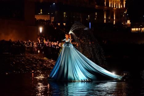 Personaje fantastice au plutit pe Crișul Repede! O mulțime de orădeni s-au adunat să vadă show-ul inedit de la FestiFall (FOTO/VIDEO)