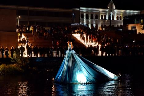 Personaje fantastice au plutit pe Crișul Repede! O mulțime de orădeni s-au adunat să vadă show-ul inedit de la FestiFall (FOTO/VIDEO)