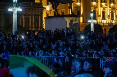 „Un concert sublim”: Pianistul Richard Clayderman a umplut Piaţa Unirii, la Oradea FestiFall, chiar şi pe ploaie (FOTO/VIDEO)