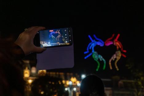 ”Oradea, orașul oamenilor”. Un spectacol cu drone a luminat cerul, în a doua seară de FestiFall (FOTO/VIDEO)