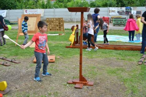 Lumea copiilor, la Festivalul Bakator de la Diosig: micuţii au luat cu asalt aparatele de joacă de la castelul Zichy (FOTO / VIDEO)