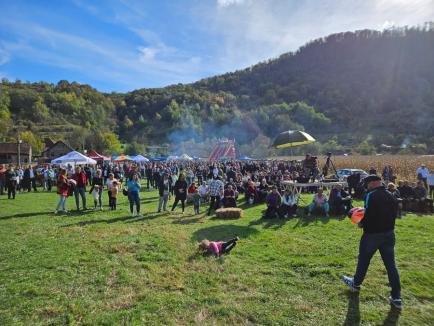 La plăcinte, înainte! Bihorenii au degustat bucate tradiționale la Festivalul Plăcintelor de la Briheni (FOTO)