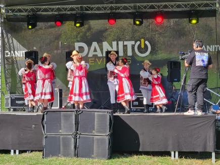 La plăcinte, înainte! Bihorenii au degustat bucate tradiționale la Festivalul Plăcintelor de la Briheni (FOTO)