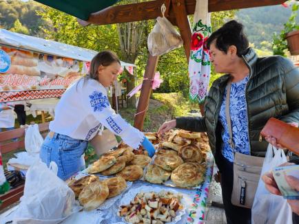 La plăcinte, înainte! Bihorenii au degustat bucate tradiționale la Festivalul Plăcintelor de la Briheni (FOTO)