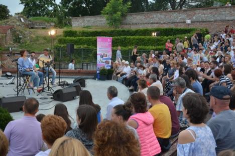 Festivalul de folk: Mircea Bodolan şi-a deconspirat originile orădene, iar Victor Socaciu a cântat cu publicul pentru mamele politicienilor hoţi (FOTO/VIDEO)