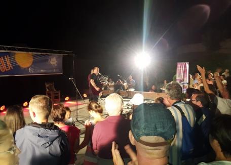 Festivalul de folk: Mircea Bodolan şi-a deconspirat originile orădene, iar Victor Socaciu a cântat cu publicul pentru mamele politicienilor hoţi (FOTO/VIDEO)