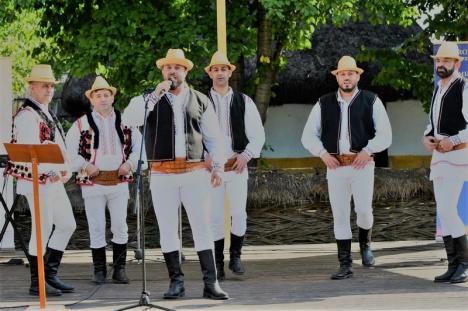 Folclorişti după gratii. Ansamblul de dansuri populare al deţinuţilor din Penitenciarul Oradea a fost premiat la un concurs naţional (FOTO)