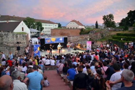 Orădenilor le place folk-ul! Ducu Bertzi a umplut Teatrul de Vară din Cetate (FOTO/VIDEO)