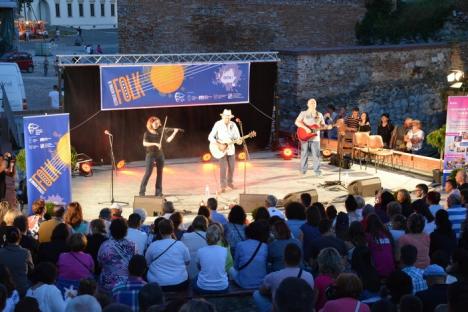 Orădenilor le place folk-ul! Ducu Bertzi a umplut Teatrul de Vară din Cetate (FOTO/VIDEO)