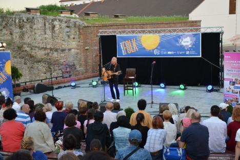 Orădenilor le place folk-ul! Ducu Bertzi a umplut Teatrul de Vară din Cetate (FOTO/VIDEO)