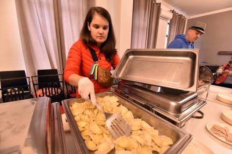 Bunătăți cu... recunoștință: Zeci de orădeni au gustat găluște delicioase, gătite de Nataliia, o refugiată din Ucraina (FOTO/VIDEO)