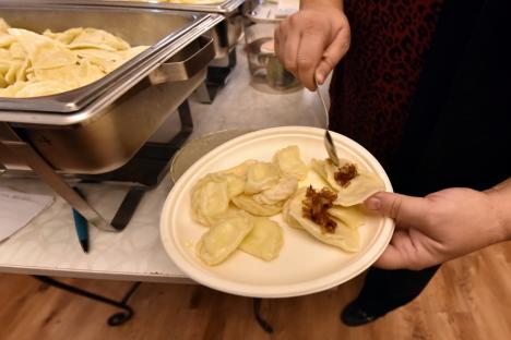 Bunătăți cu... recunoștință: Zeci de orădeni au gustat găluște delicioase, gătite de Nataliia, o refugiată din Ucraina (FOTO/VIDEO)