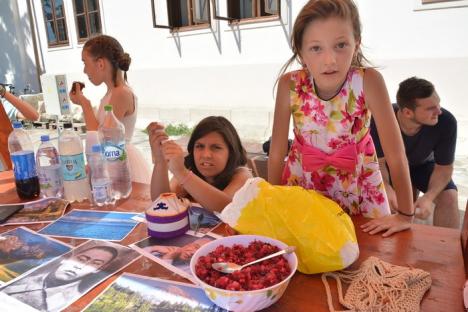 Festin în Cetatea Oradea: Studenţi din 10 ţări au gătit, etalându-şi tradiţiile (FOTO)