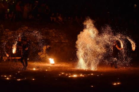 În gardă, cavaleri! Festivalul Medieval din Cetatea Oradea a fost bogat în demonstraţii spectaculoase încă din prima seară (FOTO)
