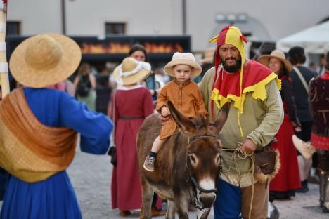 FOTO: Festivalul Medieval a umplut Cetatea Oradea: concert Subcarpați, întreceri între cavaleri și demonstrații cu foc, printre atracții