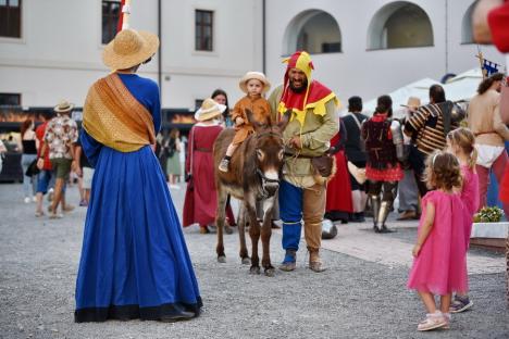 FOTO: Festivalul Medieval a umplut Cetatea Oradea: concert Subcarpați, întreceri între cavaleri și demonstrații cu foc, printre atracții