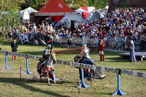 FOTO: Festivalul Medieval a umplut Cetatea Oradea: concert Subcarpați, întreceri între cavaleri și demonstrații cu foc, printre atracții