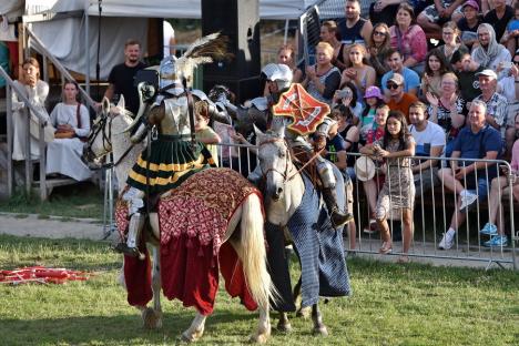 FOTO: Festivalul Medieval a umplut Cetatea Oradea: concert Subcarpați, întreceri între cavaleri și demonstrații cu foc, printre atracții