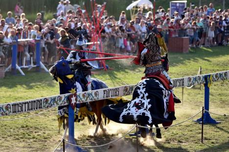 FOTO: Festivalul Medieval a umplut Cetatea Oradea: concert Subcarpați, întreceri între cavaleri și demonstrații cu foc, printre atracții