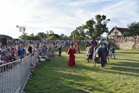 FOTO: Festivalul Medieval a umplut Cetatea Oradea: concert Subcarpați, întreceri între cavaleri și demonstrații cu foc, printre atracții