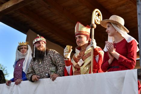 FOTO: Festivalul Medieval a umplut Cetatea Oradea: concert Subcarpați, întreceri între cavaleri și demonstrații cu foc, printre atracții