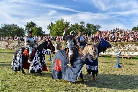 FOTO: Festivalul Medieval a umplut Cetatea Oradea: concert Subcarpați, întreceri între cavaleri și demonstrații cu foc, printre atracții