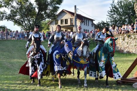 FOTO: Festivalul Medieval a umplut Cetatea Oradea: concert Subcarpați, întreceri între cavaleri și demonstrații cu foc, printre atracții