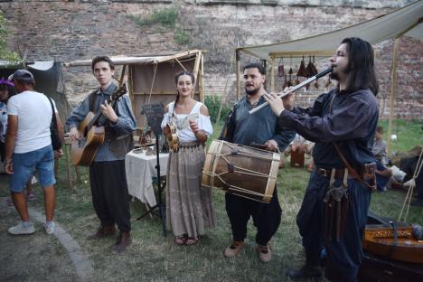 FOTO: Festivalul Medieval a umplut Cetatea Oradea: concert Subcarpați, întreceri între cavaleri și demonstrații cu foc, printre atracții