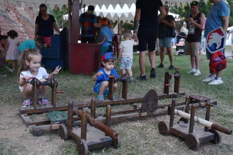 FOTO: Festivalul Medieval a umplut Cetatea Oradea: concert Subcarpați, întreceri între cavaleri și demonstrații cu foc, printre atracții