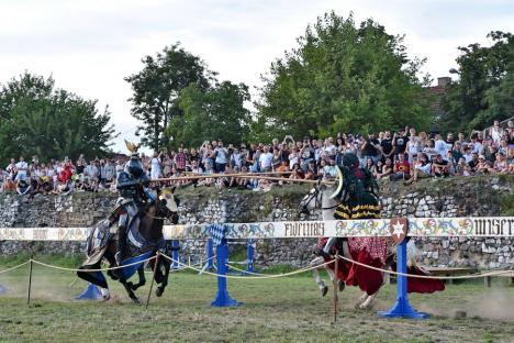 FOTO: Festivalul Medieval a umplut Cetatea Oradea: concert Subcarpați, întreceri între cavaleri și demonstrații cu foc, printre atracții