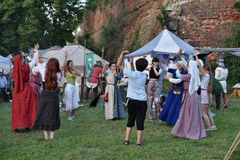 FOTO: Festivalul Medieval a umplut Cetatea Oradea: concert Subcarpați, întreceri între cavaleri și demonstrații cu foc, printre atracții